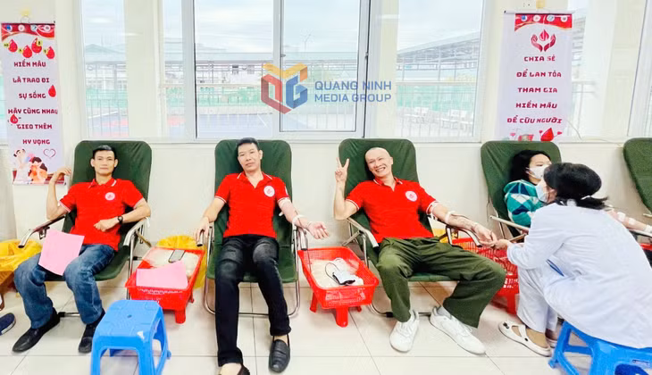 Các tình nguyện viên Chữ thập đỏ tham gia hiến máu trong Ngày hội hiến máu trái tim tình nguyện.