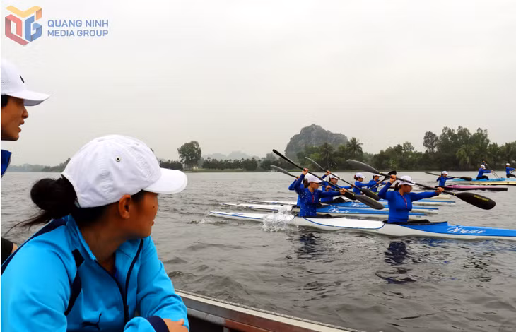 HLV Vũ Thị Linh luôn theo sát các VĐV tập luyện bất kể thời tiết.