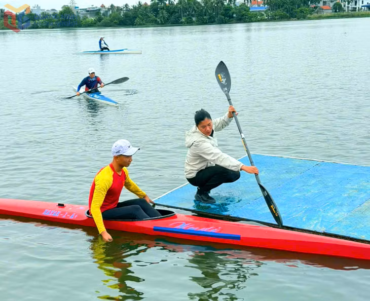 HLV Vũ Thị Linh thị phạm cho các VĐV.