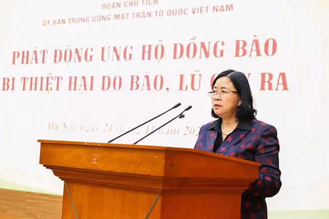 Thay mặt Đoàn Chủ tịch Ủy ban Trung ương MTTQ Việt Nam, Ủy viên Bộ Chính trị, Bí thư Trung ương Đảng, Chủ tịch Ủy ban Trung ương MTTQ Việt Nam Bùi Thị Minh Hoài kêu gọi ủng hộ đồng bào miền Trung, Tây Nguyên bị thiệt hại do mưa lũ gây ra. Ảnh: Hữu Chánh