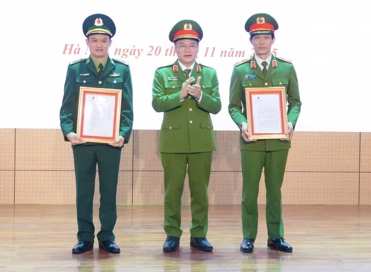 Thừa ủy quyền, Thứ trưởng Nguyễn Văn Long trao Thư khen của Thủ tướng Chính phủ cho Cục C04 và Cục Phòng, chống ma túy và tội phạm, Bộ đội Biên phòng - Ảnh: DANH TRỌNG