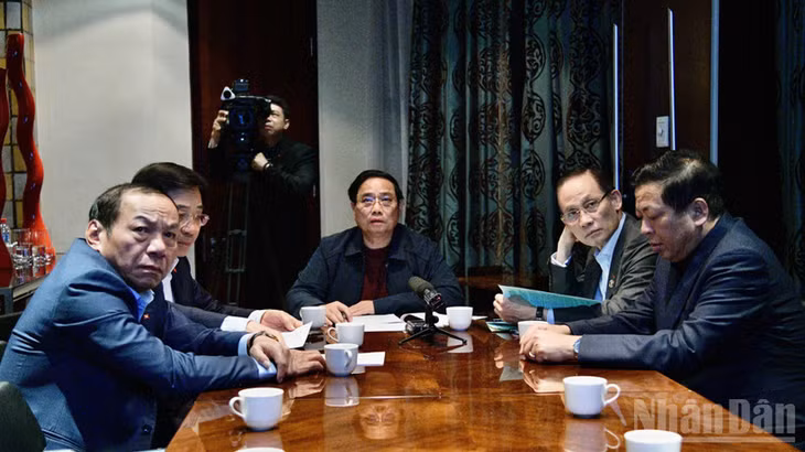 Thủ tướng Chính phủ Phạm Minh Chính chủ trì cuộc họp trực tuyến từ Nam Phi kết nối với các điểm cầu trong nước bàn giải pháp khắc phục hậu quả mưa lũ tại các tỉnh miền Trung. (Ảnh: THANH GIANG)