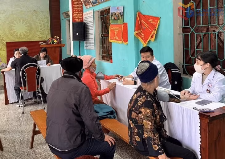 Trạm Y tế xã Đường Hoa khám, quản lý sức khỏe người cao tuổi trên địa bàn xã.