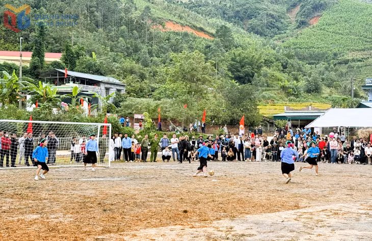 Trận đấu bóng đá giữa đội nữ Sán Chỉ xã Đông Ngũ và xã Bình Liêu.