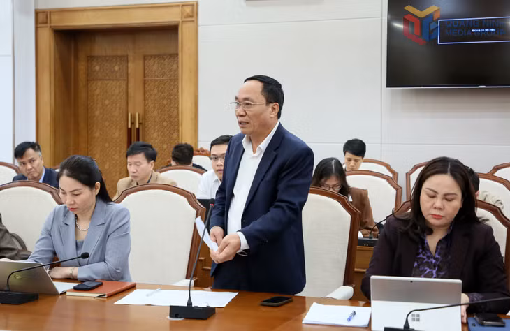 Đại diện lãnh đạo các sở, ngành, đơn vị phát biểu đóng góp ý kiến, báo cáo làm rõ một số nội dung tại cuộc họp.