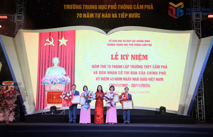 Các tập thể, cá nhân có thành tích xuất sắc của Trường THPT Cẩm Phả được nhận Bằng khen của UBND tỉnh Quảng Ninh.