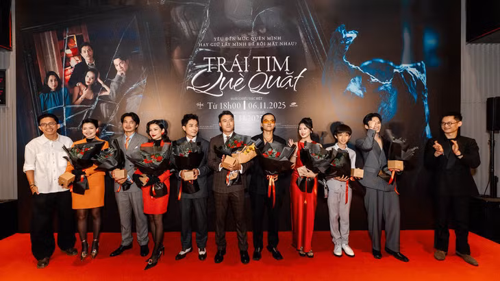 Đoàn làm phim "Trái tim què quặt" tại buổi ra mắt. (Ảnh: Galaxy Studio)