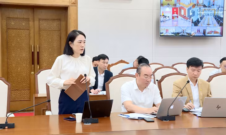 Lãnh đạo Sở Công thương báo cáo tại cuộc họp