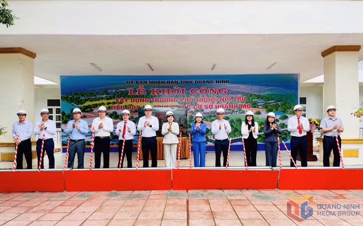 Các đại biểu thực hiện nghi thức khởi công dự án.