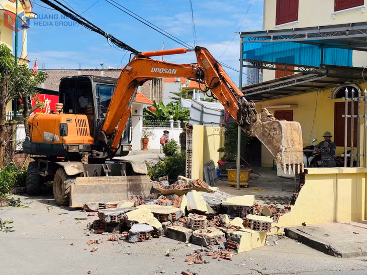 Các hộ dân tự nguyện tháo dỡ cổng, dịch chuyển tường rào, hiến đất để thi công công trình.