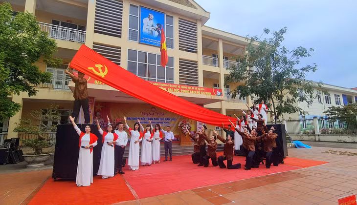 Người dân các địa phương trên địa bàn tỉnh đều chuẩn bị, dàn dựng và biểu diễn các tiết mục hát múa vui tươi, nhiều tiết mục được đầu tư công phu, hoành tráng, tạo nên không khí rộn ràng cho ngày hội.