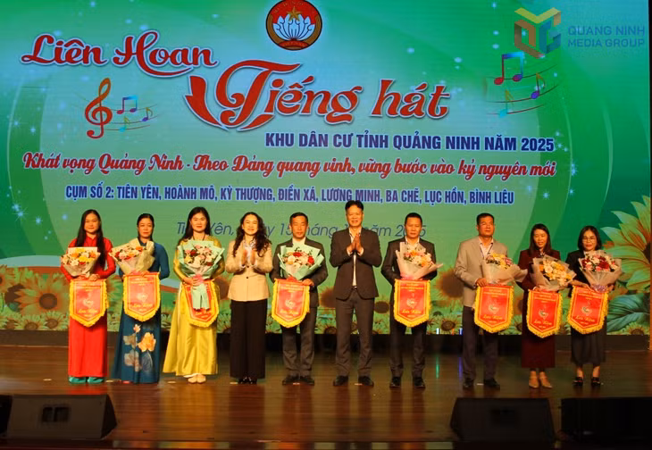 Ban Tổ chức tặng cờ lưu niệm cho các đội.
