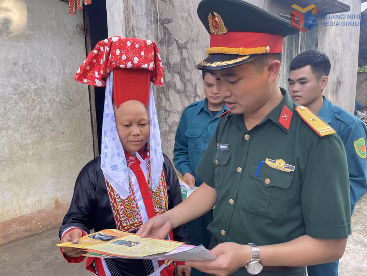 Cán bộ, chiến sĩ Ban Chỉ huy PTKV 2 - Bình Liêu tuyên truyền, vận động đồng bào dân tộc thiểu số thực hiện theo chủ trương, chính sách của Đảng.