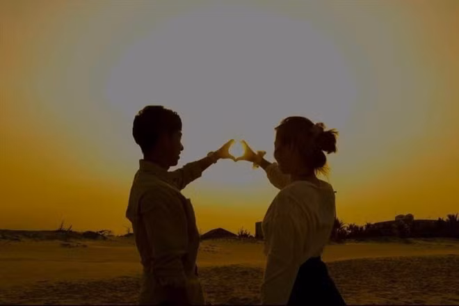 Hạnh phúc luôn là câu hỏi lớn của nhân loại, xoay quanh vật chất hay tinh thần. Chuyên gia tâm lý đã chỉ ra những yếu tố then chốt tạo nên niềm vui sống. Ảnh: Thanh Ngọc