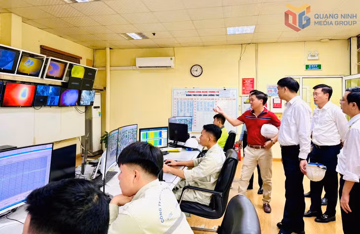 Phó Chủ tịch UBND tỉnh Nguyễn Văn Công (thứ 3, phải sang) tìm hiểu về dây chuyền xử lý chất thải công nghiệp tại Nhà máy xi măng Lam Thạch, tháng 9/2025. Ảnh: Việt Hoa 