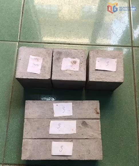 Thủy tinh thải được nhóm tác giả Trường CĐ Công nghiệp và Xây dựng nghiên cứu, chế tạo thành cốt vật liệu bê tông.