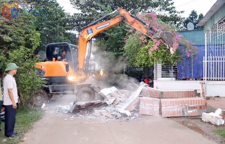Hộ ông Lại Văn Cường, Bí thư Chi bộ, Trưởng thôn Hải Sơn (xã Quảng Đức), tự nguyện hiến 30m² đất, tháo dỡ 5m mái tôn và tường rào để thực hiện dự án.