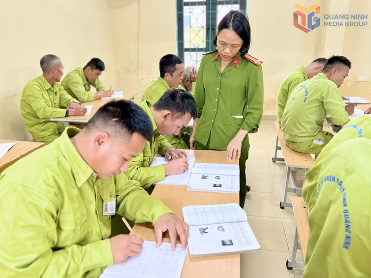 Lớp học có 2 giáo viên phụ trách, trong đó có một đồng chí là cán bộ của phòng Cảnh sát ĐTTP về ma túy, Công an tỉnh.