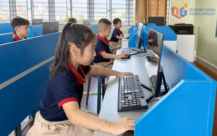Các em học sinh Trường Tiểu học, THCS, THPT Đoàn Thị Điểm (phường Cao Xanh) thực hành trên máy tính.