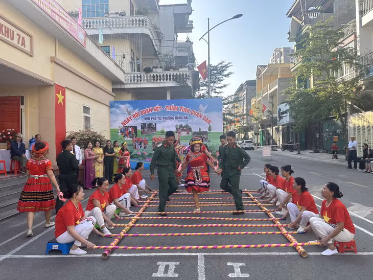 Quân và dân khu phố 7A, phường Hồng Hải, TP Hạ Long cũ nay là phường Hạ Long vui mừng trong điệu nhảy sạp tại Ngày hội Đại đoàn kết toàn dân tộc năm 2024.