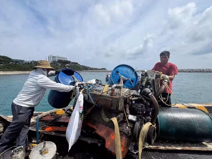 Máy tàu được đưa lên bờ - Ảnh: LÊ TRUNG