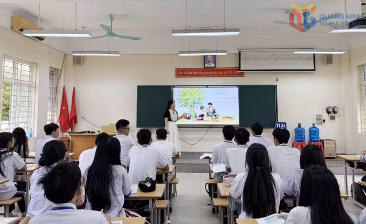 Tiết học Văn của học sinh lớp 11A1, Trường THPT Hòn Gai.