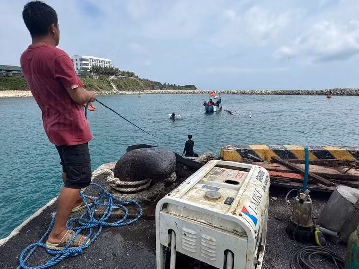 Mọi người đang hỗ trợ, giúp ông Thành - Ảnh: LÊ TRUNG