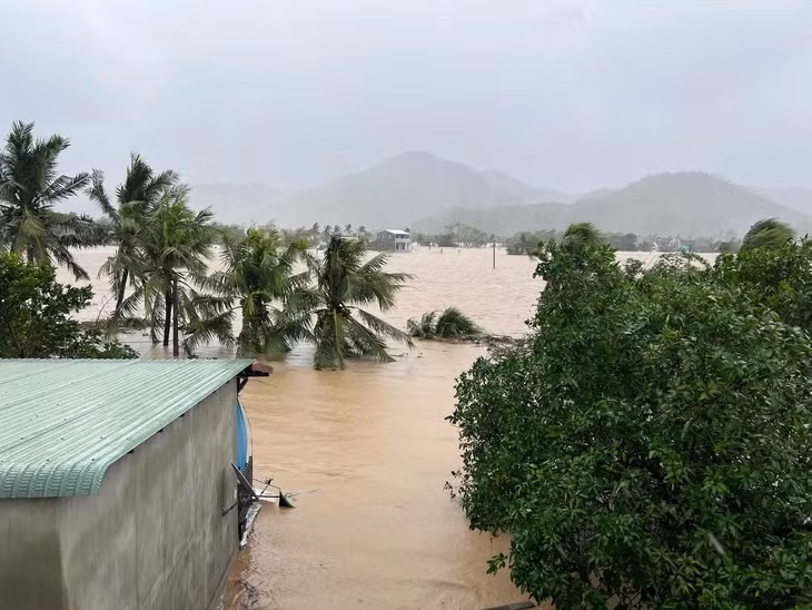 Khu vực xã Đồng Xuân, Đắk Lắk chìm trong biển nước do nước lũ dâng cao - Ảnh: HOÀNG SƠN