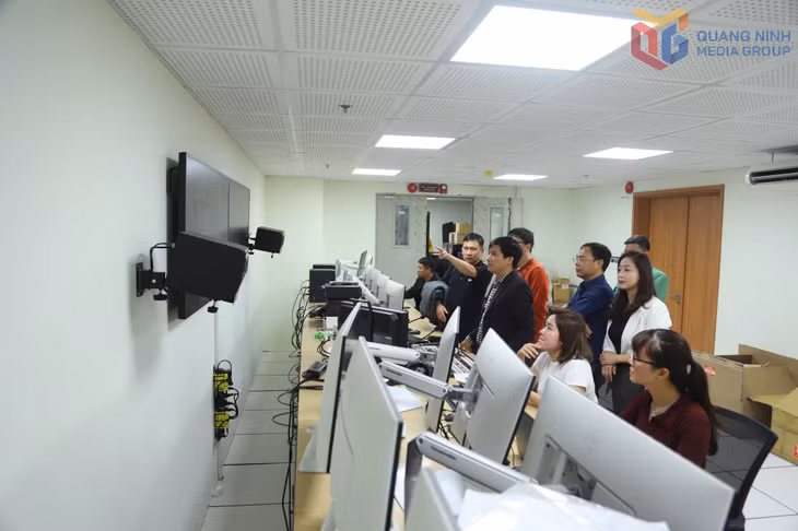 Ê kip thực hiện chương trình truyền hình trực tiếp vòng bán kết Hội thi Giọng hát hay trên sóng Phát thanh, Truyền hình Quảng Ninh tập trung cho việc sơ duyệt.