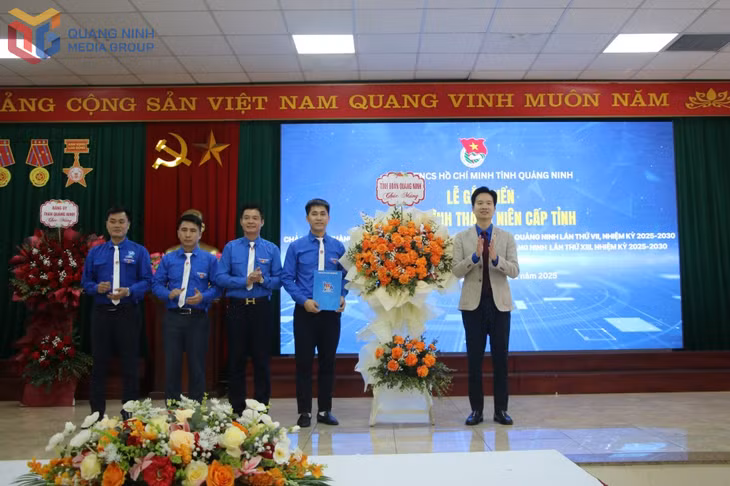 Đồng chí Nguyễn Vũ, Phó Bí thư Tỉnh Đoàn trao quyết định công nhận công trình thanh niên cấp tỉnh cho Đoàn Thanh niên Công ty CP Than Núi Béo - Vinacomin.