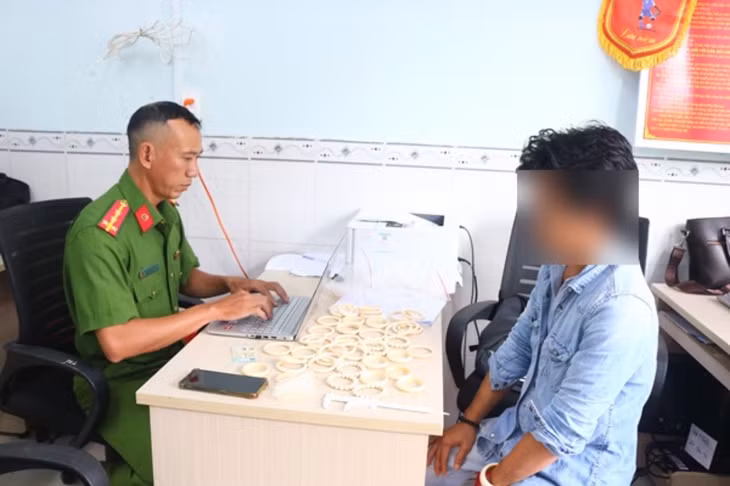 Công an phường Cao Lãnh làm việc với đối tượng Nam về hành vi tàng trữ, buôn bán vòng đeo tay nghi vấn chế tác từ ngà voi. Ảnh: Công an tỉnh Đồng Tháp