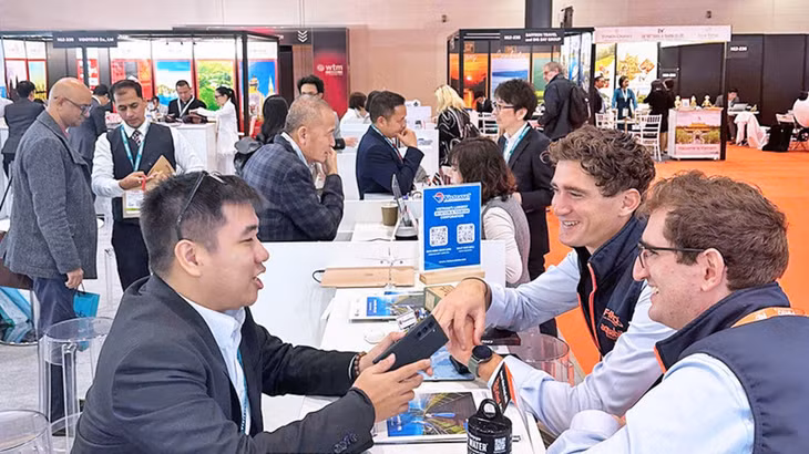 Gian hàng Việt Nam tại Hội chợ Du lịch quốc tế WTM London 2024 thu hút sự quan tâm của nhiều doanh nghiệp, đối tác quốc tế. (Ảnh: TITC)