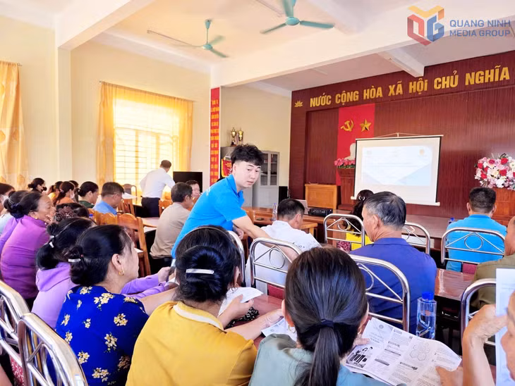 BHXH cơ sở Quảng Hà phối hợp cùng Bưu điện khu vực Hải Hà và xã Quảng Đức tuyên truyền chính sách BHXH tự nguyện, BHYT hộ gia đình đến người dân trên địa bàn xã.