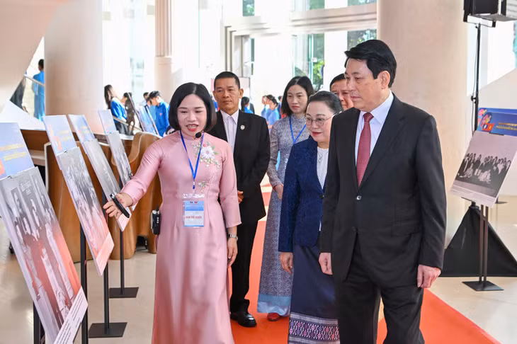 Chủ tịch nước Lương Cường thăm triển lãm ảnh tại buổi lễ.