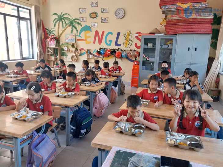 Bữa ăn bán trú của học sinh Trường TH&amp;THCS Vũ Oai (xã Thống Nhất)