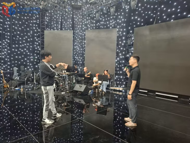 Ca sĩ Tuấn Anh tập luyện cùng học trò.
