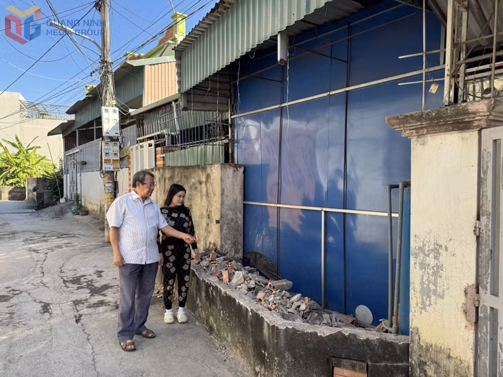 Chị Bùi Thị Lý (khu Hà Khánh 2, phường Cao Xanh) tự nguyện hiến đất, phá dỡ tường rào của gia đình để mở rộng đường dân sinh.