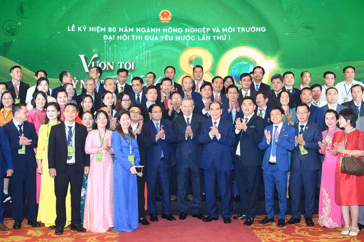 Tổng Bí thư Tô Lâm, nguyên Tổng Bí thư Nông Đức Mạnh, Thủ tướng Chính phủ Phạm Minh Chínhvà các đại biểu dự lễ kỷ niệm. (Ảnh: ĐĂNG KHOA)