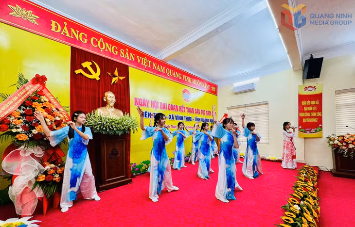Nhiều tiết mục văn hóa, văn nghệ được biểu diễn tại Ngày hội đại đoàn kết toàn dân tộc năm 2025 tại xã Vĩnh Thực.