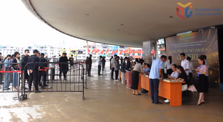 Khu vực đổi vé đảm bảo an ninh trật tự, người dân xếp hàng ngay ngắn để đổi vé.