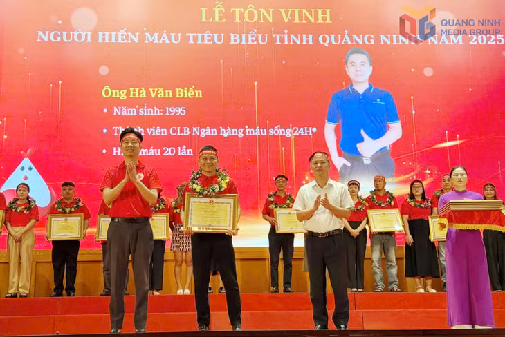 Anh Hà Văn Biển được Ban Chỉ đạo Vận động hiến máu tình nguyện tỉnh tôn vinh người hiến máu tiêu biểu xuất sắc năm 2025.