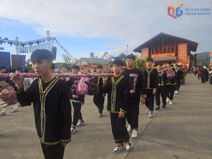 Đoàn rước lễ di chuyển lên miếu Bàn Vương đi ngang qua Nhà sinh hoạt cộng đồng của người Dao.