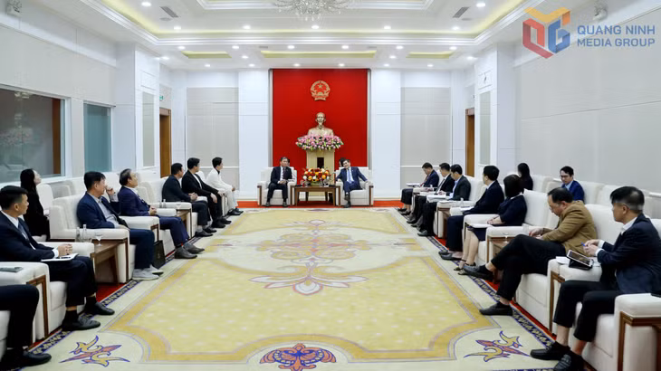 Đồng chí Bùi Văn Khắng, Phó Bí thư Tỉnh ủy, Chủ tịch UBND tỉnh tiếp xã giao Đoàn Hiệp hội doanh nghiệp Hàn Quốc tại Việt Nam và các doanh nghiệp Hàn Quốc, doanh nghiệp Việt Nam đến tìm hiểu cơ hội đầu tư tại tỉnh.