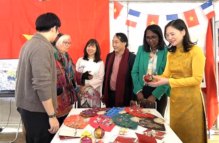 Trong khuôn khổ Ngày Quốc tế Pháp ngữ, Việt Nam tham gia triển lãm văn hoá Việt Nam tại ngày hội các nước Francophone.(Ảnh do Tiến sĩ Hoàng Hà cung cấp)