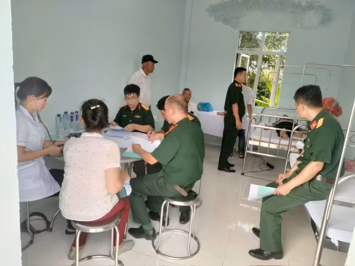 Đoàn KT-QP 327 phối hợp với Bệnh viện Quân y 7, Cục hậu cần - kỹ thuật Quân khu 3 tổ chức khám bệnh, cấp phát thuốc miễn phí cho các đối tượng chính sách. Ảnh: Đơn vị cung cấp