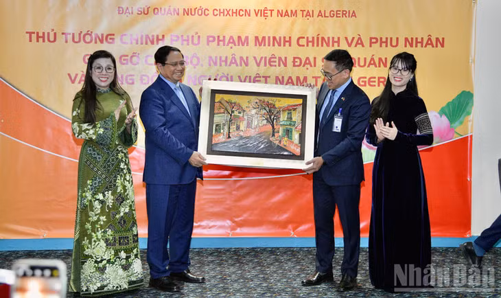 Thủ tướng Phạm Minh Chính và Phu nhân tặng quà lưu niệm cho cán bộ, nhân viên Đại sứ quán Việt Nam tại Algeria.
