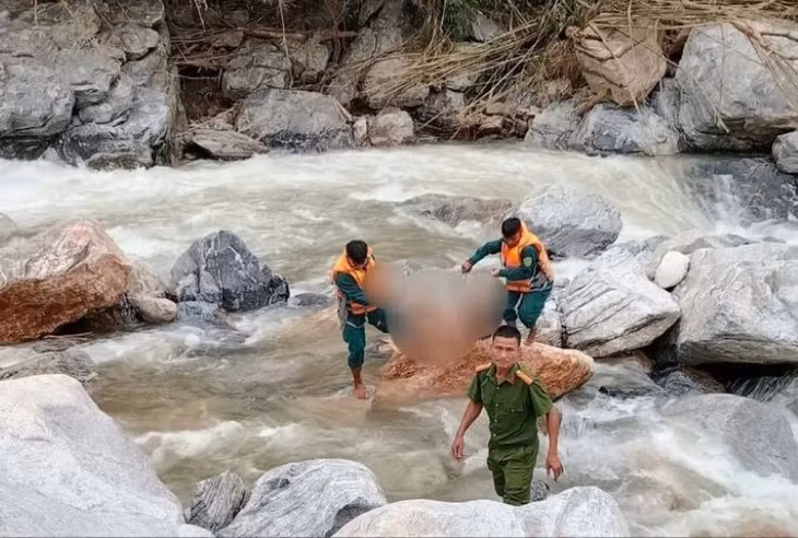 Lực lượng chức năng TP.Đà Nẵng tìm thấy thi thể cháu bé bị nước cuốn, tiếp tục tìm kiếm nạn nhân mất tích. Ảnh: Trường An