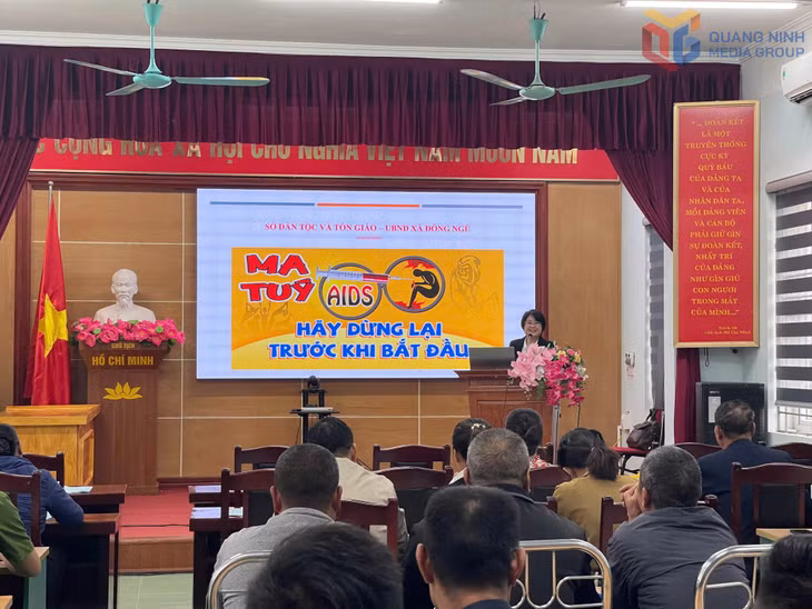 Cán bộ Sở Dân tộc và Tôn giáo tỉnh tuyên truyền nâng cao nhận thức cho người dân các dân tộc tại Yên Tử để đề phòng và tránh xa tệ nạn ma tuý, tháng 11/2025.
