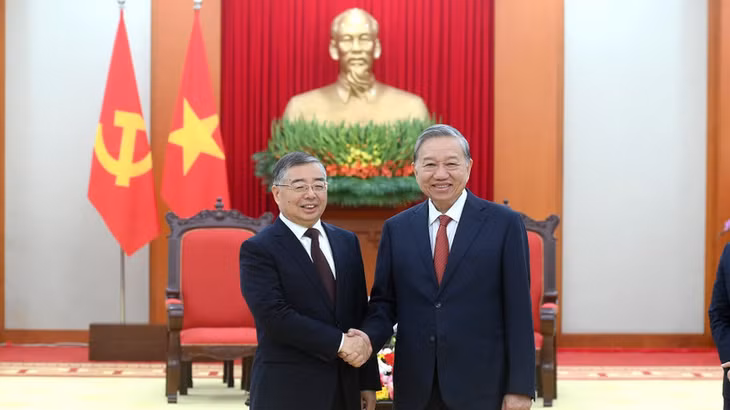 Tổng Bí thư Tô Lâm tiếp đồng chí Lý Thư Lỗi, Ủy viên Bộ Chính trị, Bí thư Ban Bí thư, Trưởng Ban Tuyên truyền Trung ương Trung Quốc. (Ảnh: ĐĂNG KHOA)