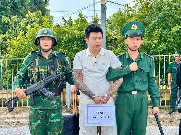 Trong số 57 công dân được trao trả, có 3 người đang có quyết định truy nã - Ảnh: HÒA BÌNH